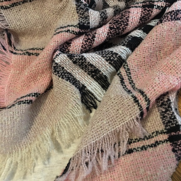 NWT Plaid Blanket Scarf Wrap - Picture 3 of 5